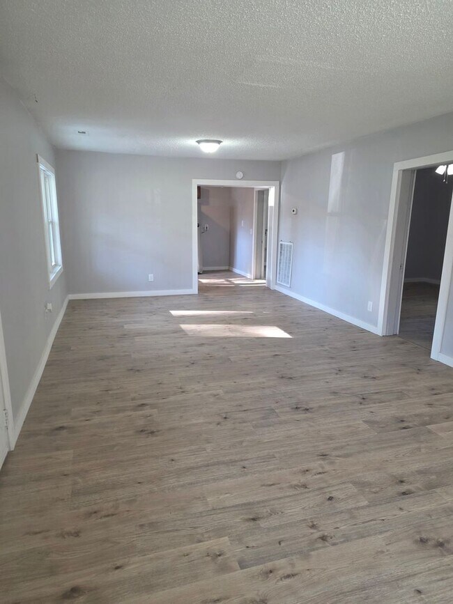 Building Photo - Charming 3-Bedroom Ranch Home with Fenced ...