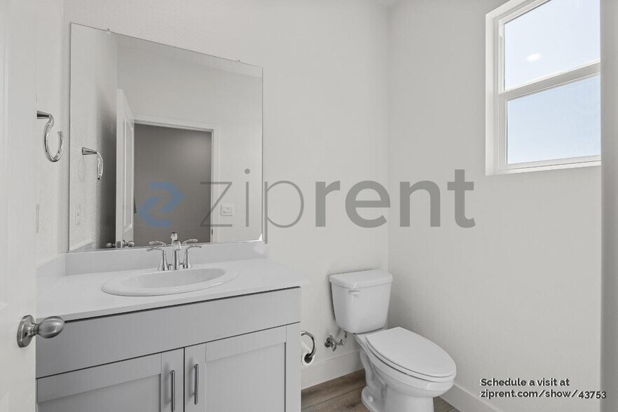 Building Photo - 437 Manhattan Dr