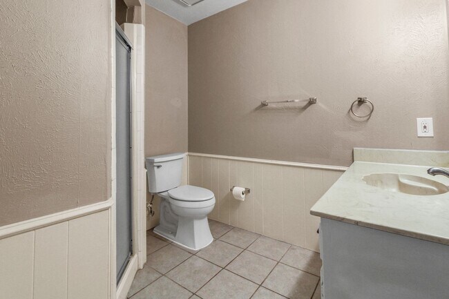 Building Photo - 2425 Lakeview Cir