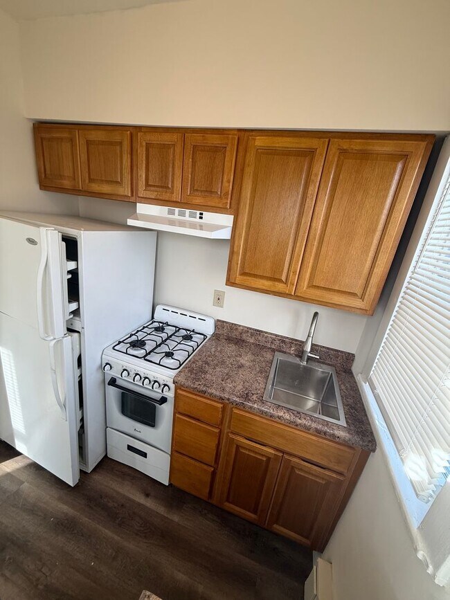 Building Photo - 633 Gilham St