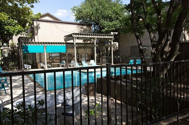 Building Photo - 10590 High Hollows Dr