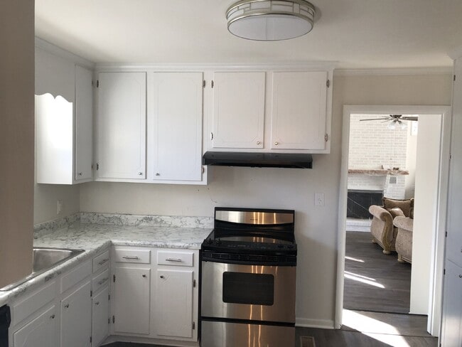 Building Photo - 3BD 1.5 BA HOUSE with Bonus Room  AVAILABL...