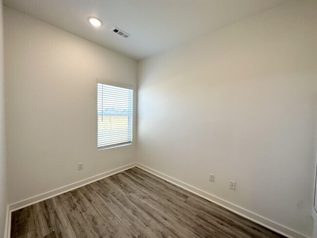 Building Photo - 1070 Boardwalk