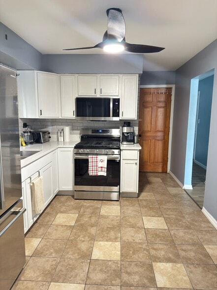 New appliances! - 5326 S 72nd Ct