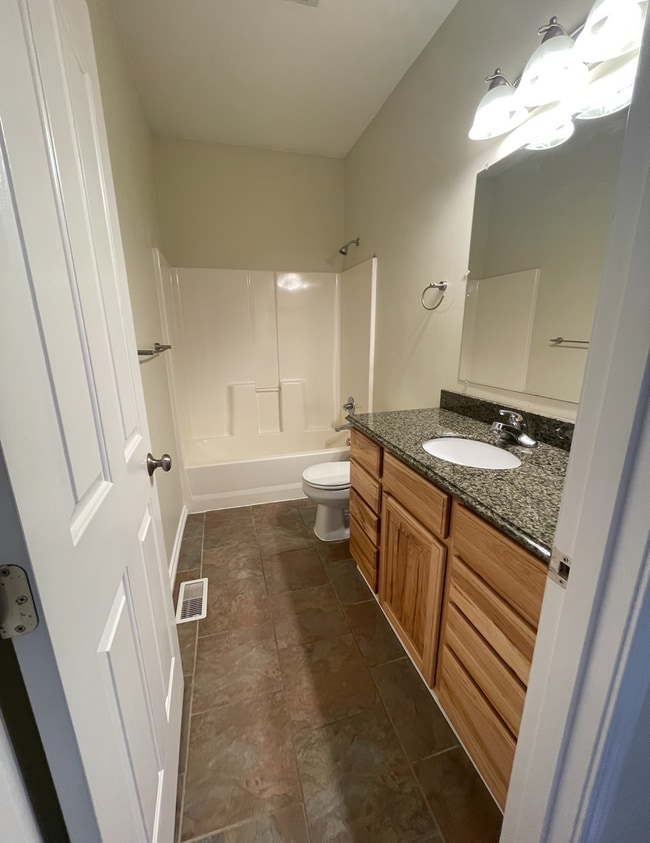 Building Photo - 6225 N Wildwood Dr