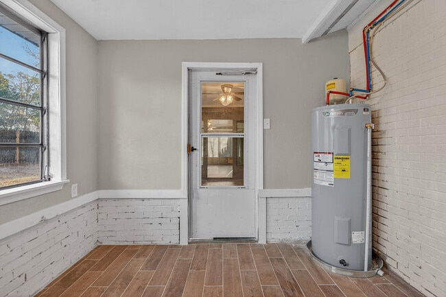 Building Photo - 420 Paradise Rd