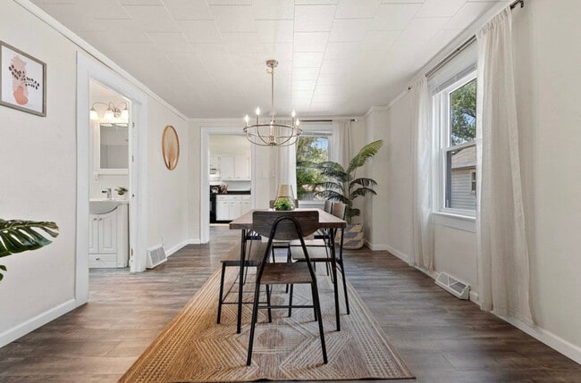 Building Photo - 532 W 5th Ave