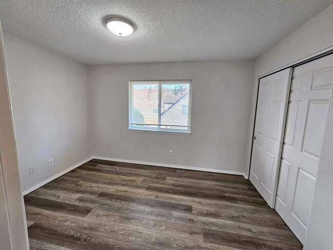 Building Photo - 14553 SE Lone Pine Dr