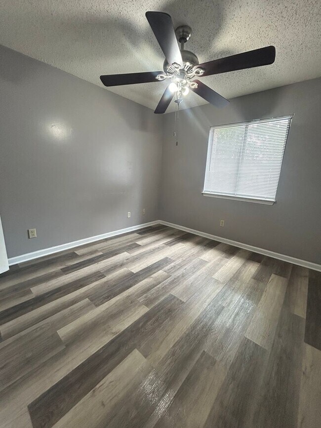 Building Photo - 1718 Horseshoe Dr