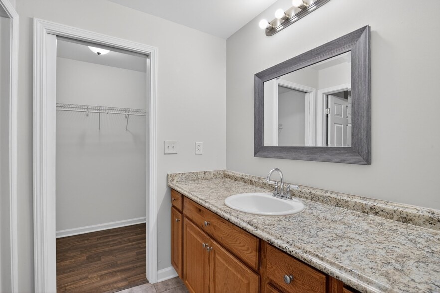 Building Photo - 3575 Oakvale Rd