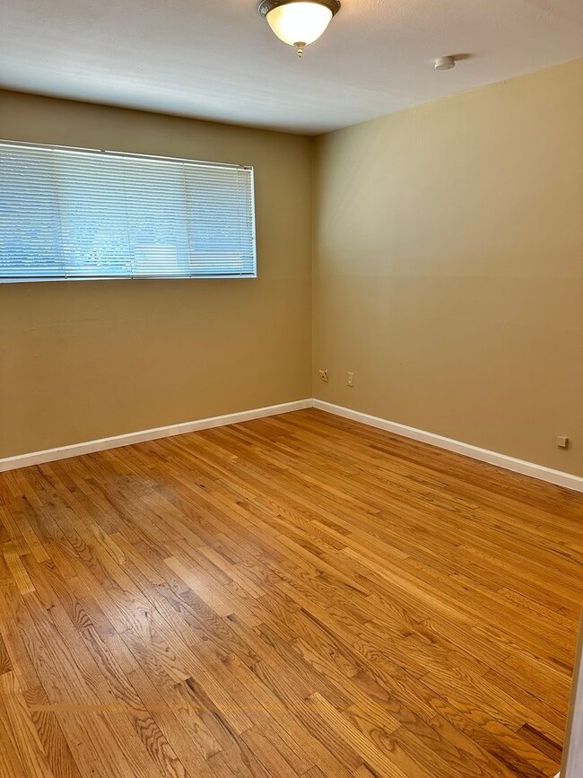 Building Photo - 4Bd/2Ba Bellevue Home