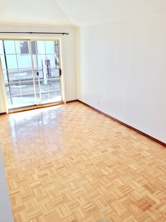 Building Photo - Beautiful 3 Bed + 2 Bath + Den/Office + Backyard