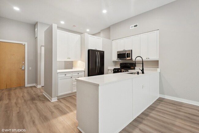 Building Photo - 939 W Madison St