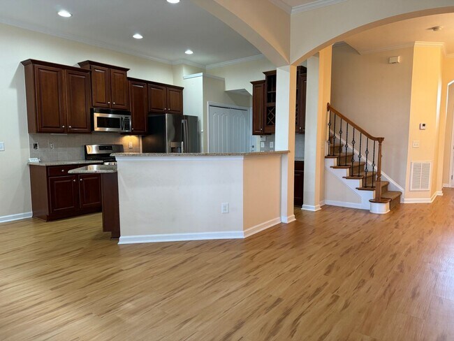 Building Photo - 3 Bedroom Townhome in Wakefield