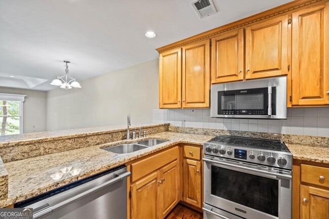 Building Photo - 1043B Clubhouse Ln