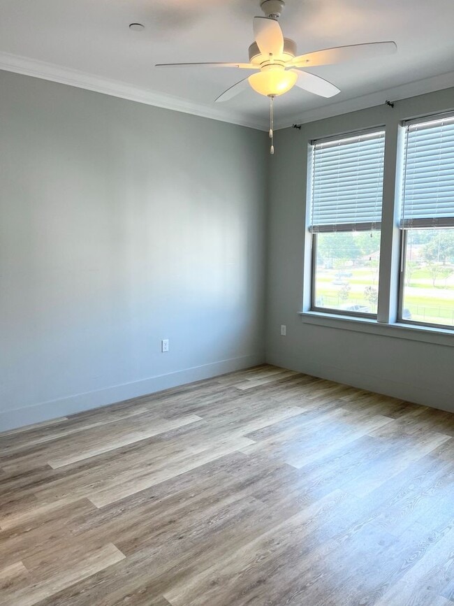 Building Photo - WATERFRONT CONDO FOR RENT