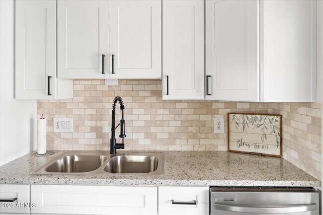 Building Photo - 423 N 73rd Pl