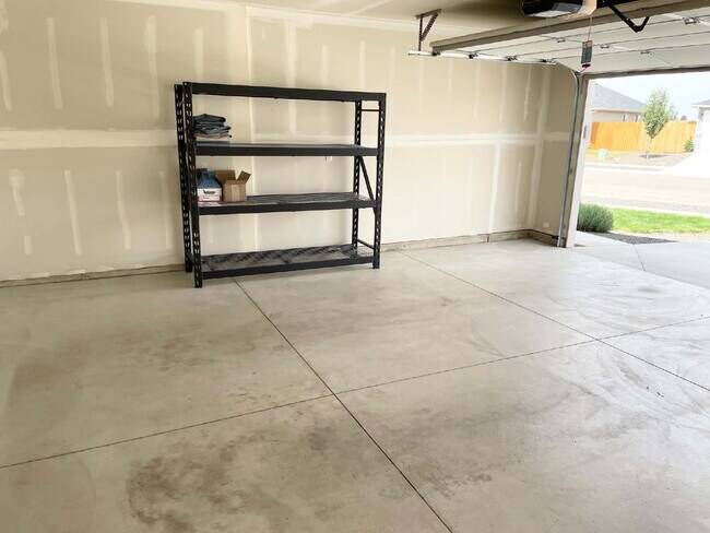 Building Photo - "Charming 3-Bed Oasis on East Drouillard Street with 2.5 Baths and 1470 Sq Ft in Nampa!"