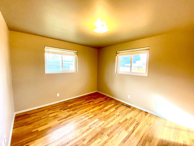 Building Photo - 3 Bedroom, 2 Bathroom Single Level Home ne...