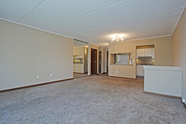 Building Photo - Available now - Top-Floor Living with Style and Convenience in Minnetonka!