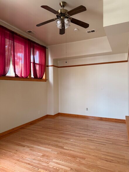 Living room - 3856 N Bernard St