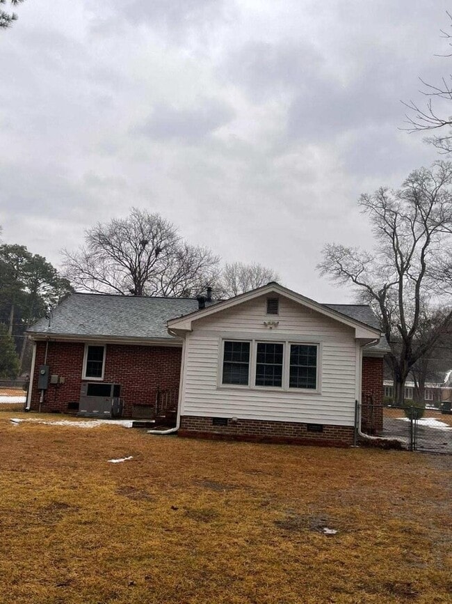 Building Photo - 3 Bedroom 2 Bath