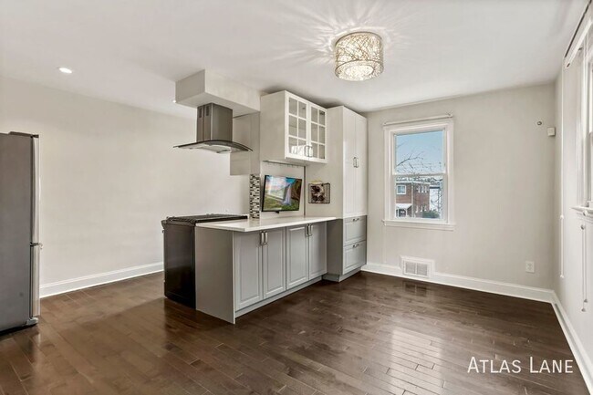 Building Photo - Professionally Managed  & Recently Renovat...