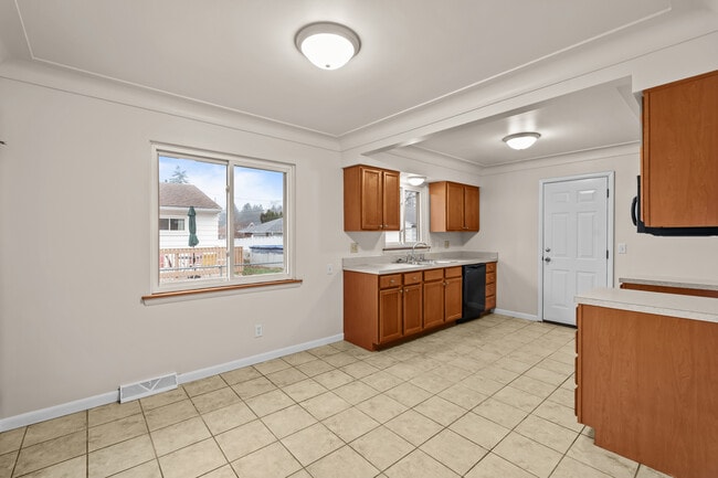 Building Photo - 5525 Sunnyside Dr