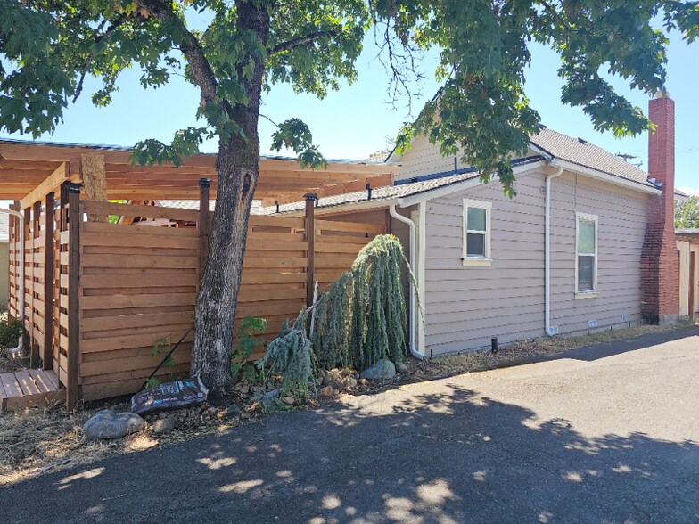 Primary Photo - 1213 NE 6th St