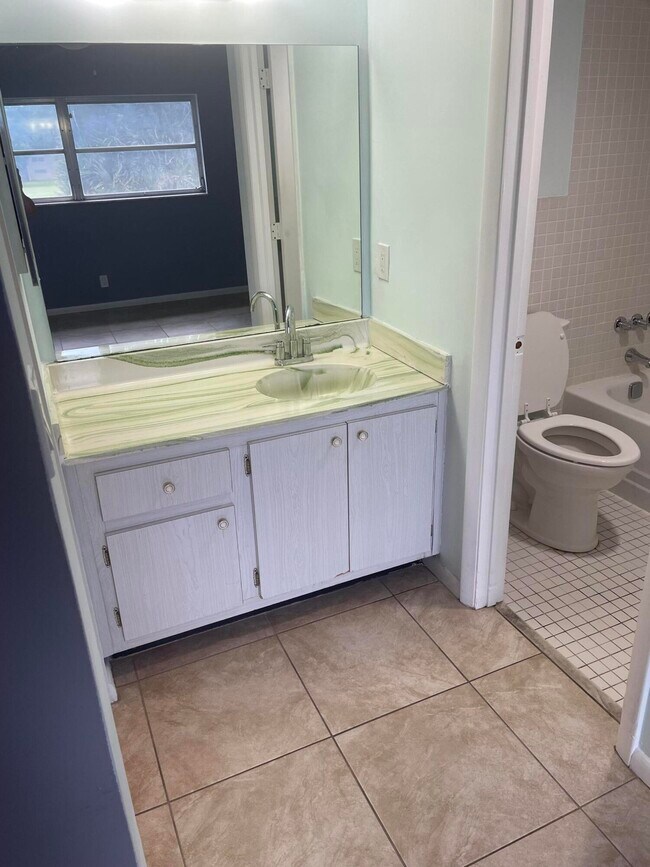 Building Photo - 7827 Golf Cir Dr