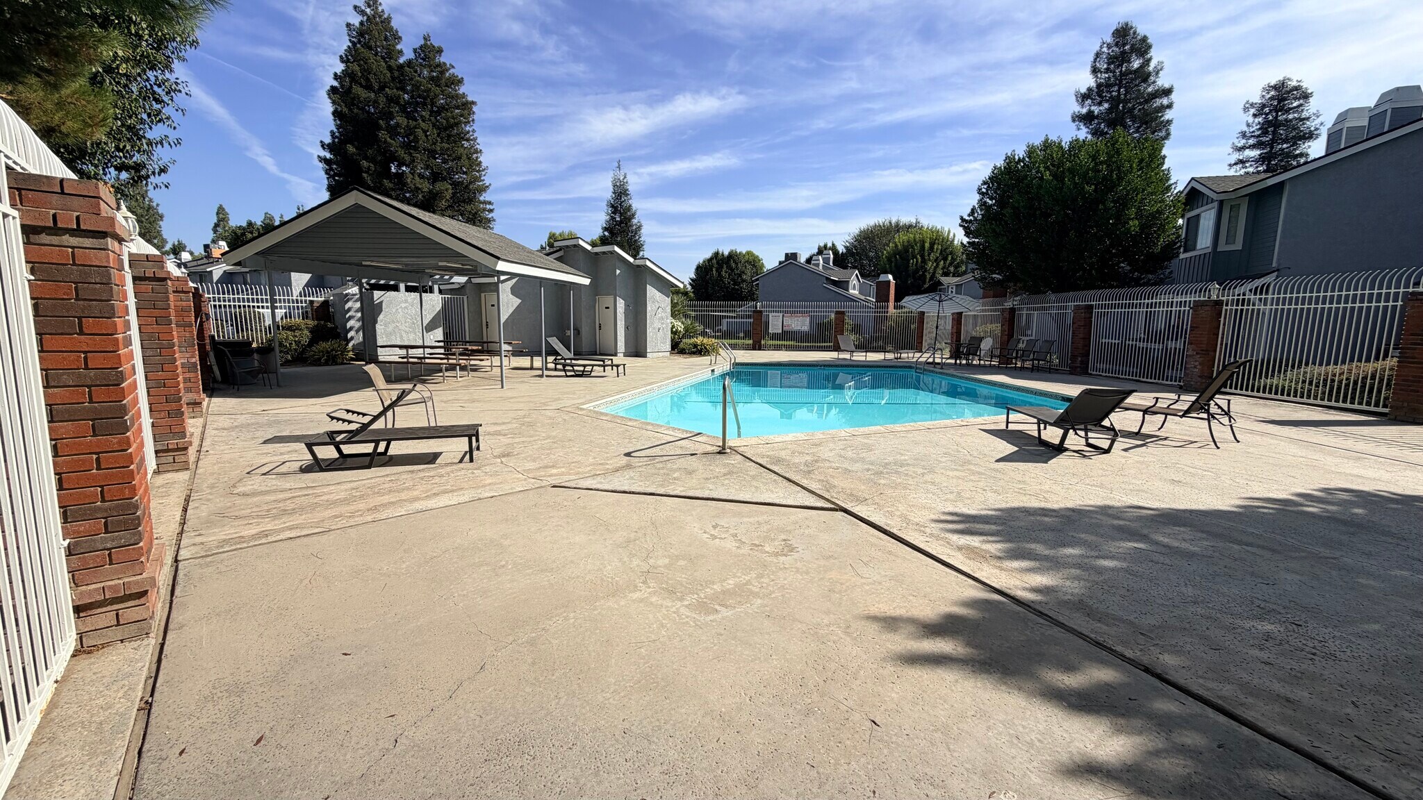 Building Photo - 2600 Brookside Dr