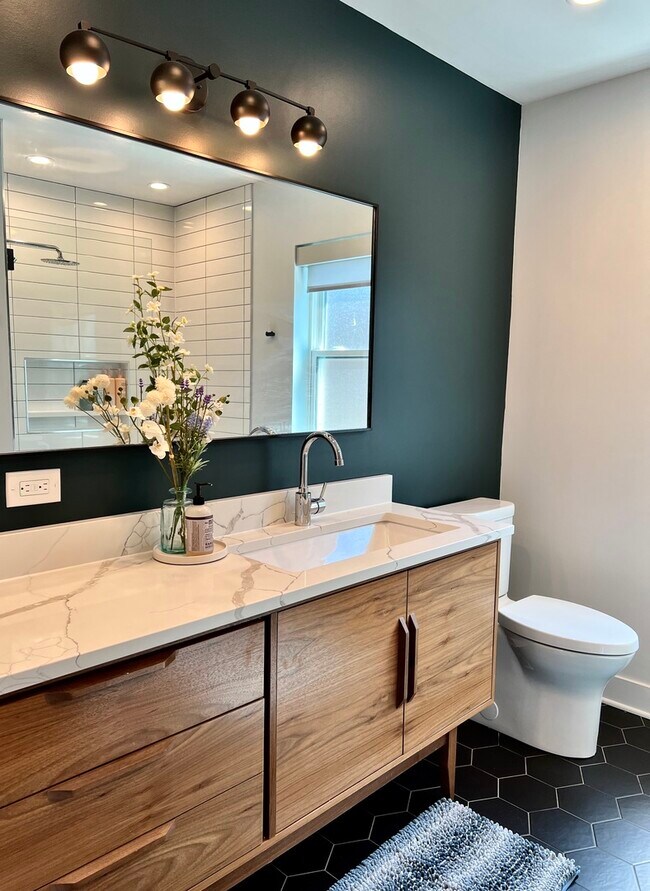 Building Photo - 940 N Oak Park Ave