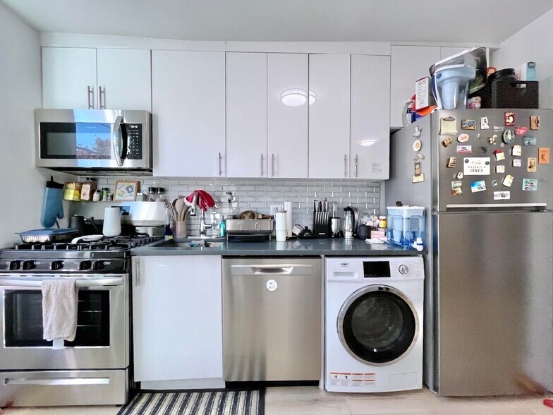 Building Photo - 379 Monmouth St