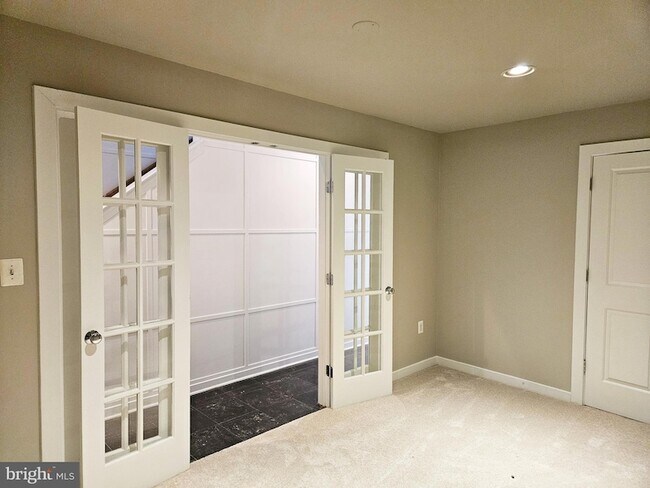 Building Photo - 12 S Regester St