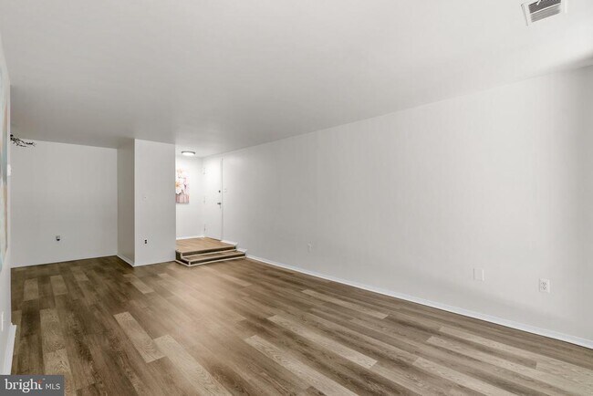 Building Photo - 435 Christopher Ave