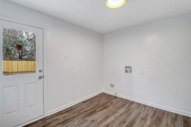 Building Photo - Full Renovated  4 Bed/2 Bath Oasis in Geor...