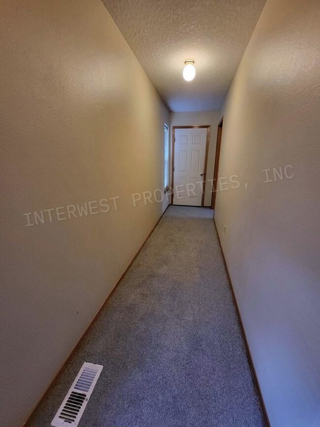 Building Photo - 3bd 2 ba Townhouse w/Washer/Dryer in Unit, Yard and Garage!