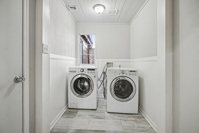 Building Photo - 16607 Neumann Dr