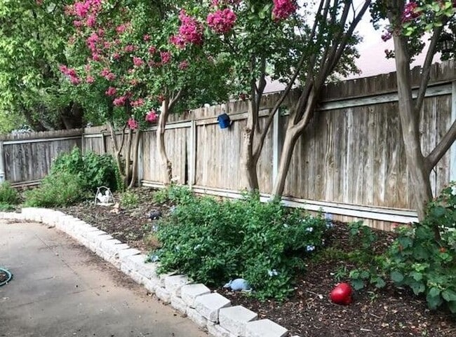 Building Photo - FOR LEASE!!