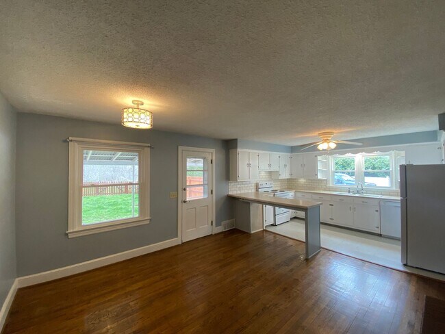 Building Photo - 4025 Robinhood Rd