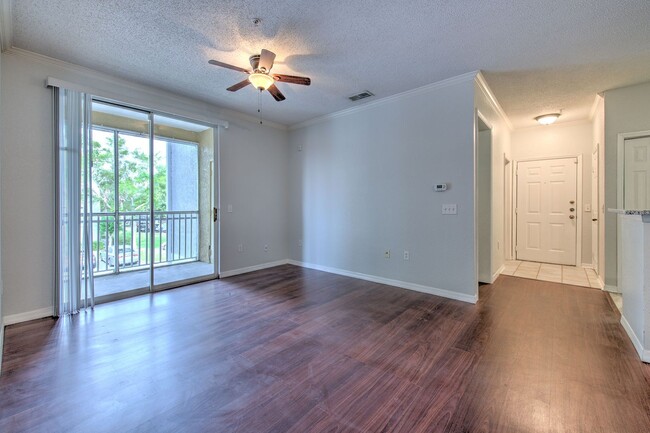 Building Photo - Very nicely upgraded  2bed/2bath 2nd floor...