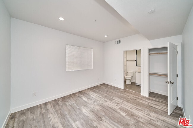 Building Photo - 603 W 41st Pl