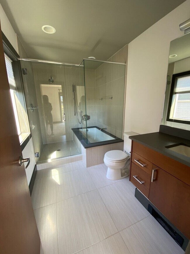 Building Photo - Modern Urban Living with Iconic Skyline Views  + 2 Weeks Free Rent