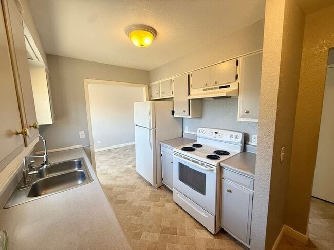 Building Photo - Large 3 Bedroom, 1 Bath Ranch Style Home in South Loveland, CO