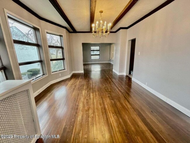 Building Photo - 304 E Elm St
