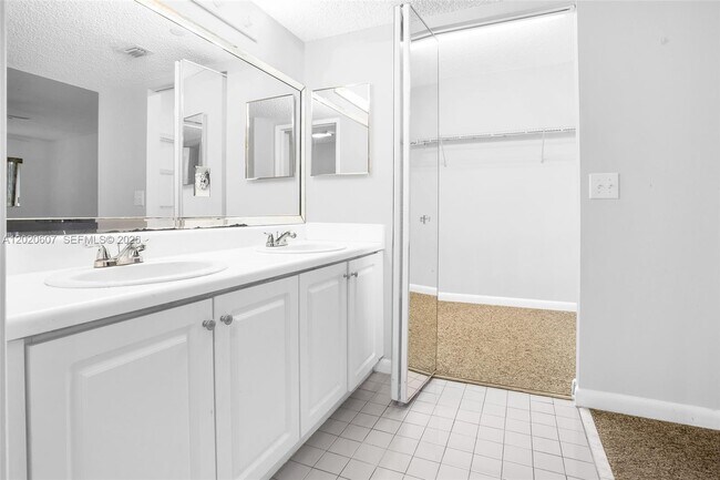 Building Photo - 900 SW 142nd Ave
