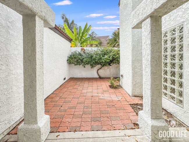 Building Photo - Beautiful 4Bd/2.5Ba Spacious Home in Mission Viejo w/Large Front & Back Yard!