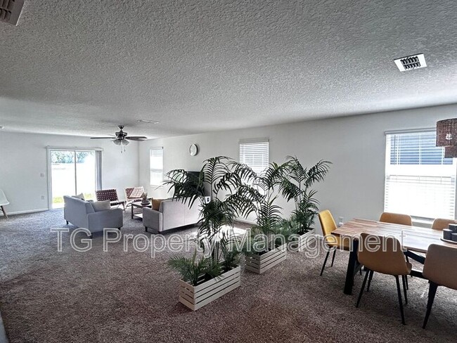 Building Photo - 12571 Russian Olive Rd