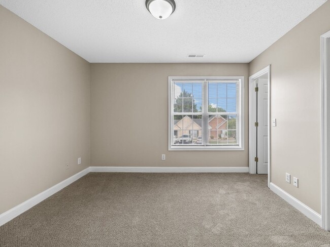 Building Photo - Newly Renovated 2BR, 2.5 BA in Greer SC