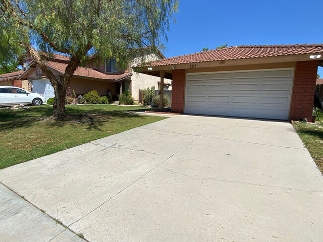 Building Photo - 128 Elmtree Dr